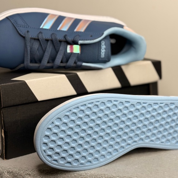 Adidas Grand Court 2.0 K – Blue Iridescent Stripes – Kids 4 – NEW IN BOX - Picture 3 of 6